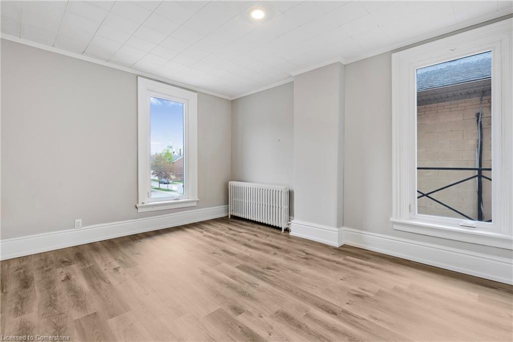 10-82 Welland Avenue Property Photo 10