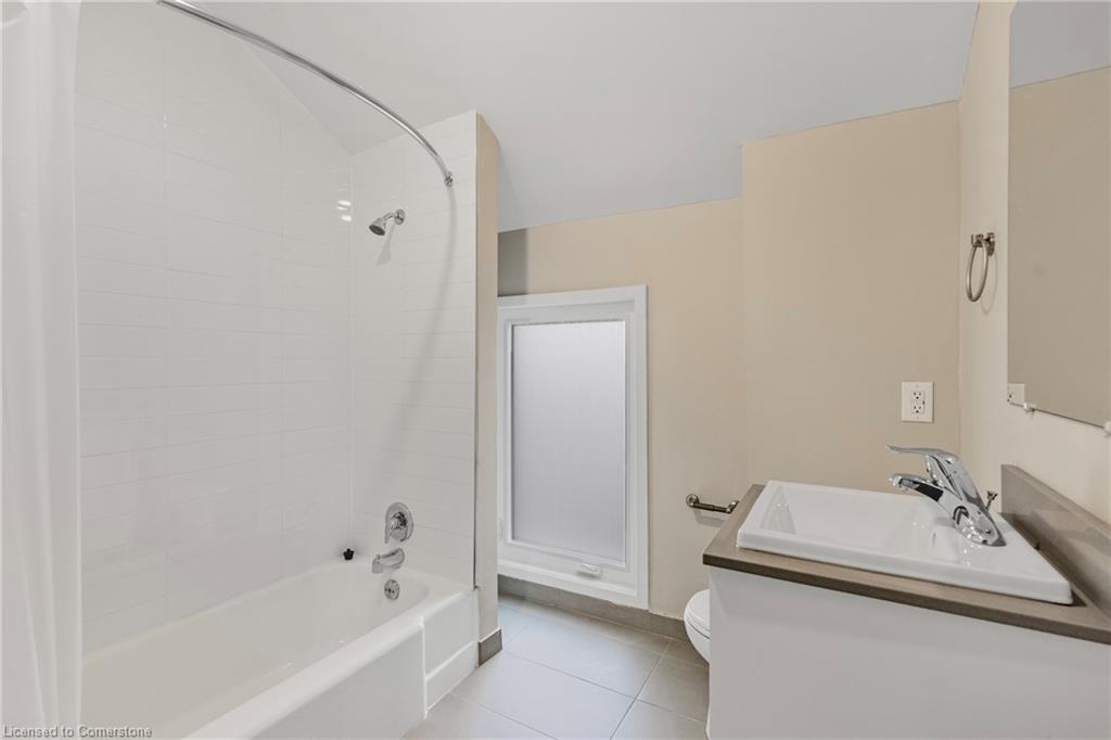 10-82 Welland Avenue Property Photo 17