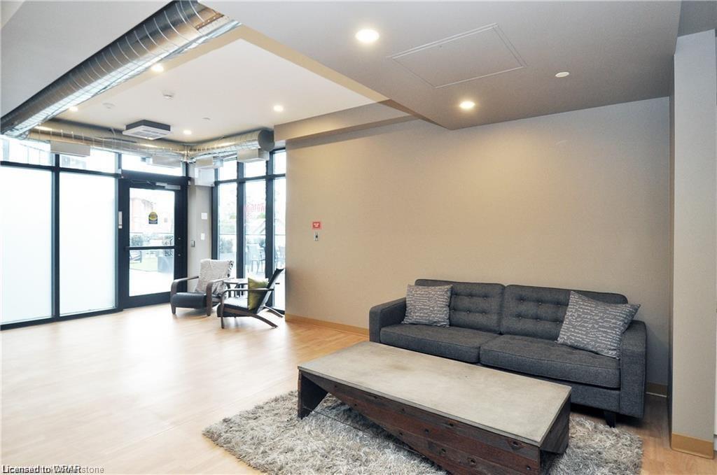 221-690 King Street W Property Photo 10