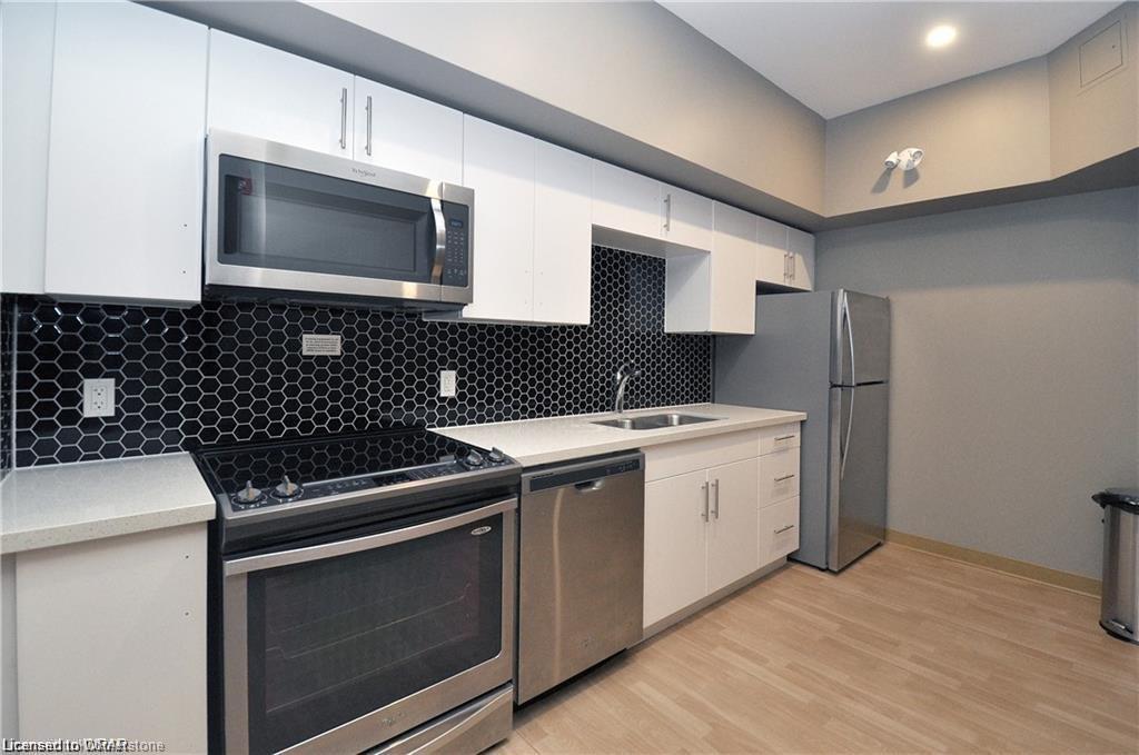 221-690 King Street W Property Photo 11
