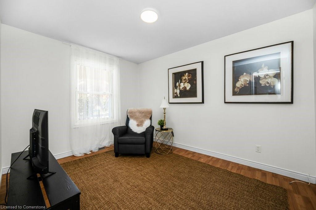 536 John Street N Property Photo 9