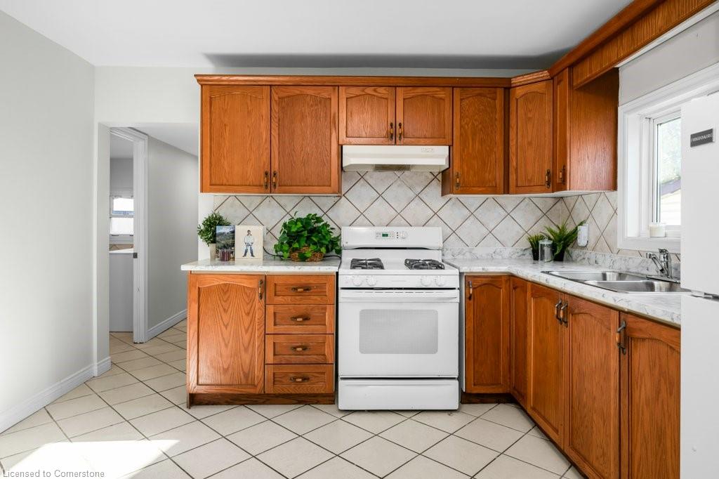 536 John Street N Property Photo 14