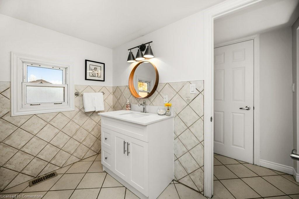 536 John Street N Property Photo 19