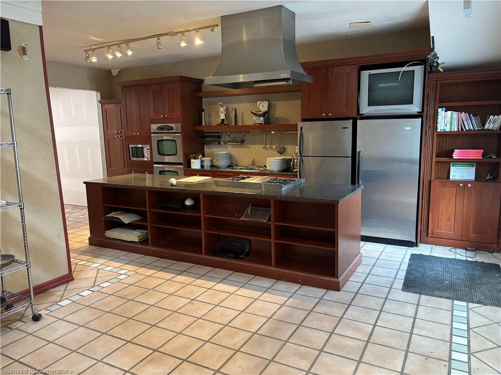 447 Brant Street Property Photo 8