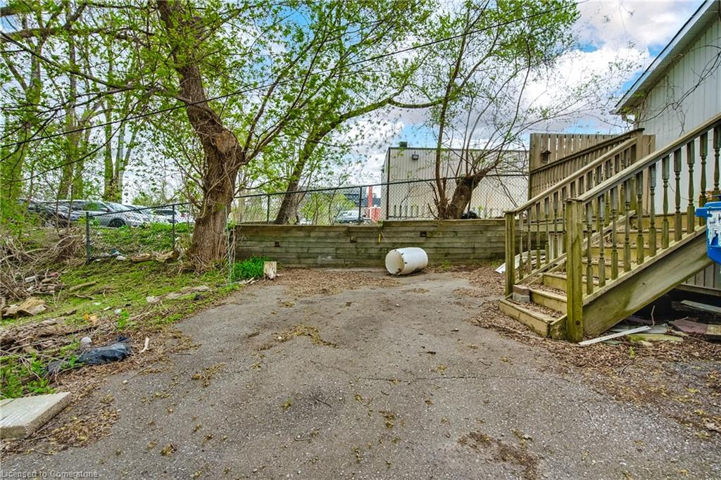 31 Queen Street W Property Photo 13