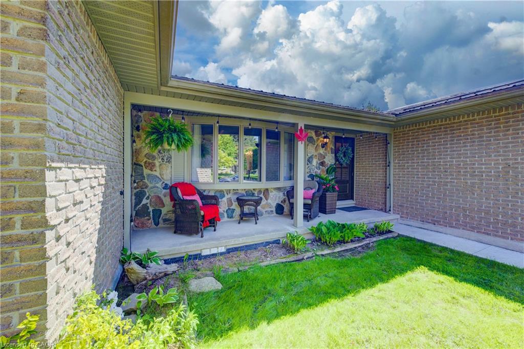 1076 Henry Street Property Photo 4