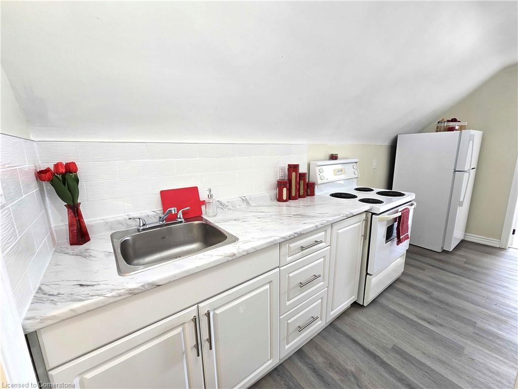 4-300 Balmoral Avenue N Property Photo 1