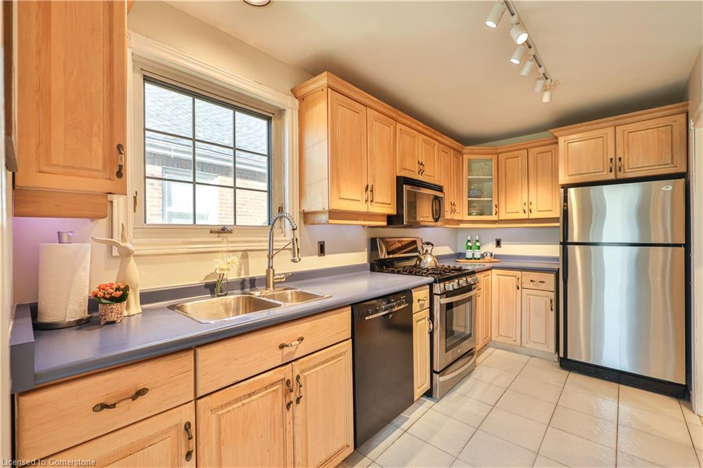 2260 New Street Property Photo 5