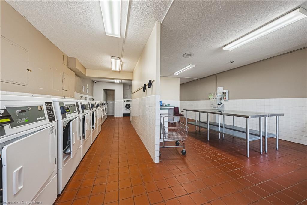 1410-975 Warwick Court Property Photo 32