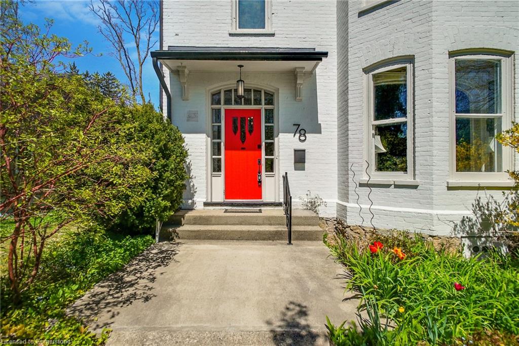 78 William Street W Property Photo 4