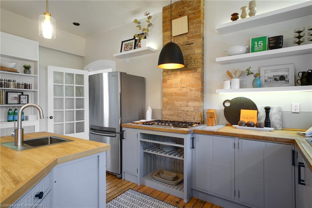 78 William Street W Property Photo 17