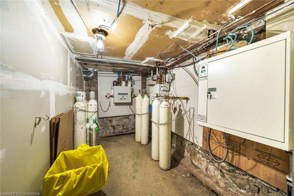 199 Macnab Street S Property Photo 21