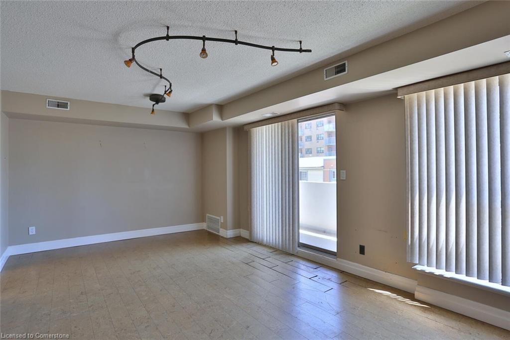 205-3267 King Street E Property Photo 8