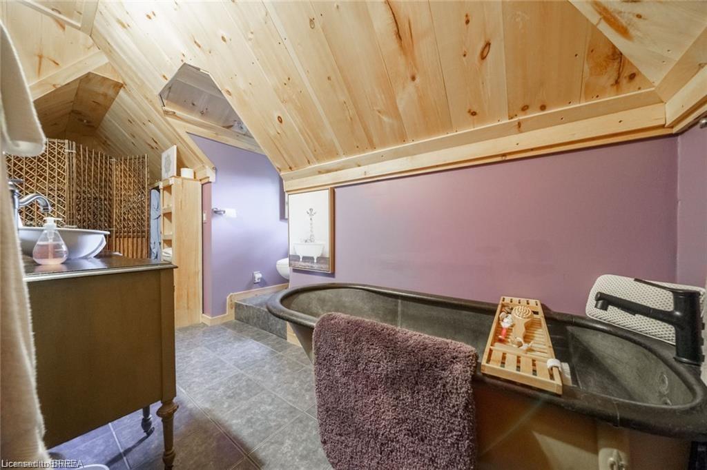 284 Colborne Street N Property Photo 16