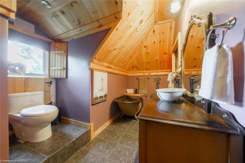 284 Colborne Street N Property Photo 17