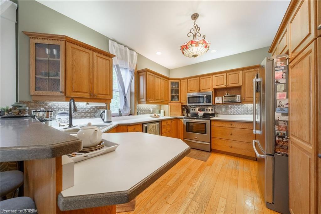284 Colborne Street N Property Photo 33