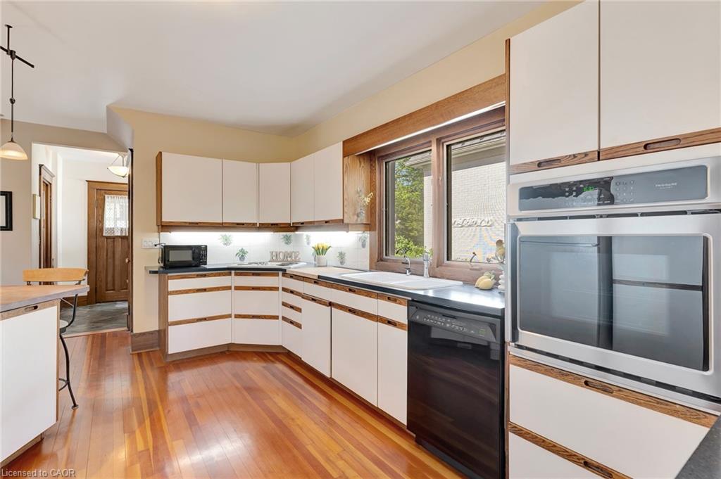 107 Allen Street W Property Photo 16