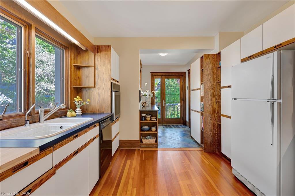 107 Allen Street W Property Photo 18