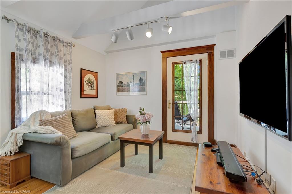 107 Allen Street W Property Photo 29