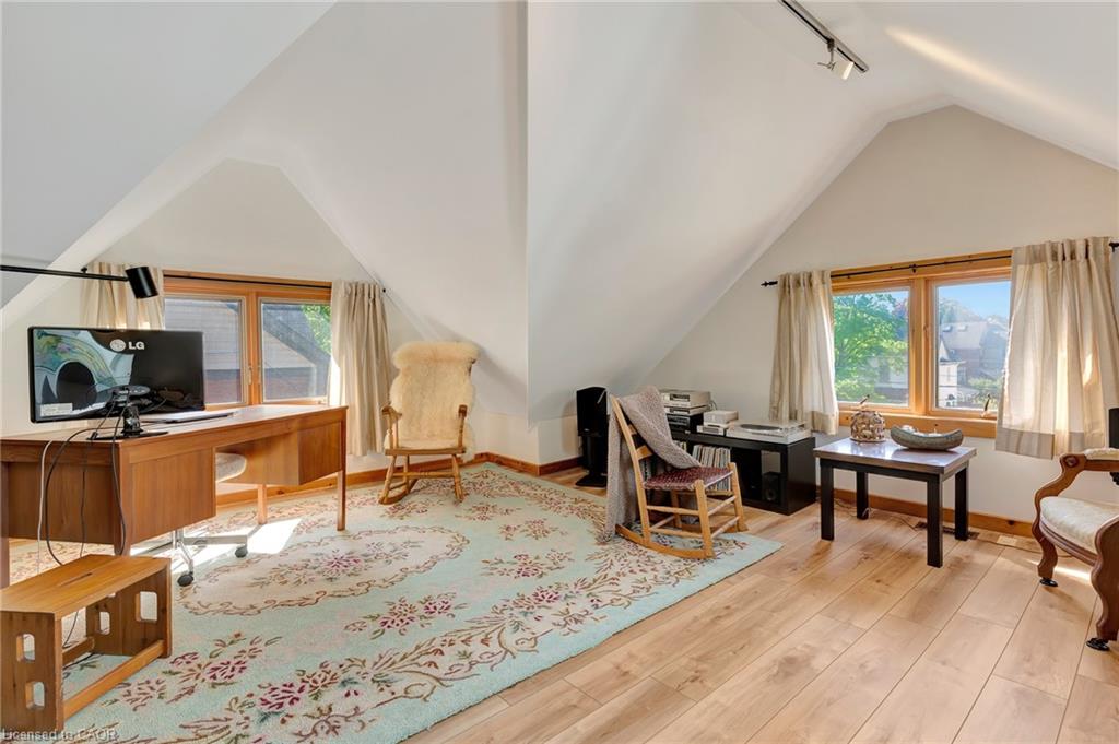 107 Allen Street W Property Photo 34