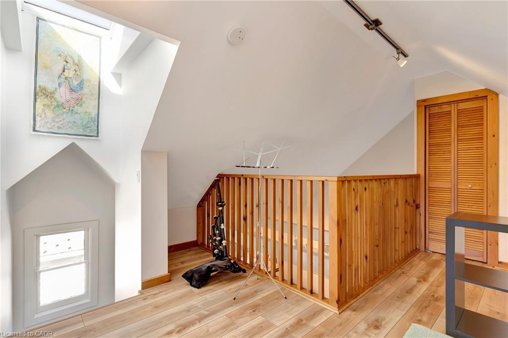 107 Allen Street W Property Photo 35