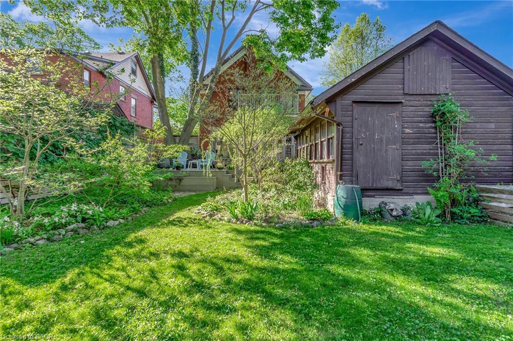 107 Allen Street W Property Photo 44