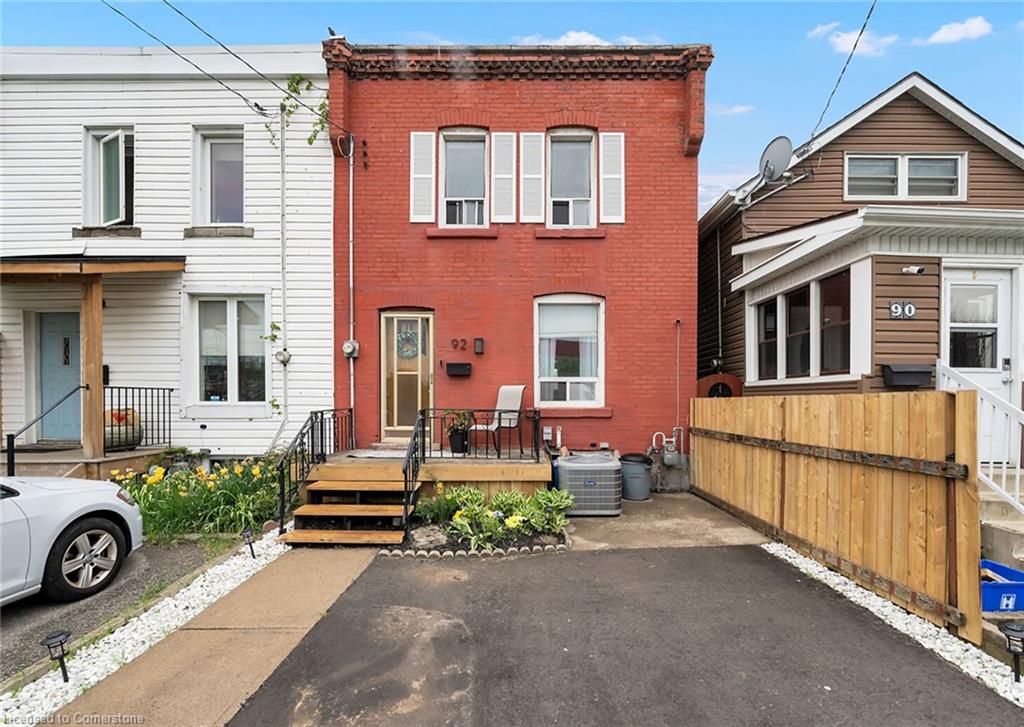 92 Glendale Avenue N Property Photo 1