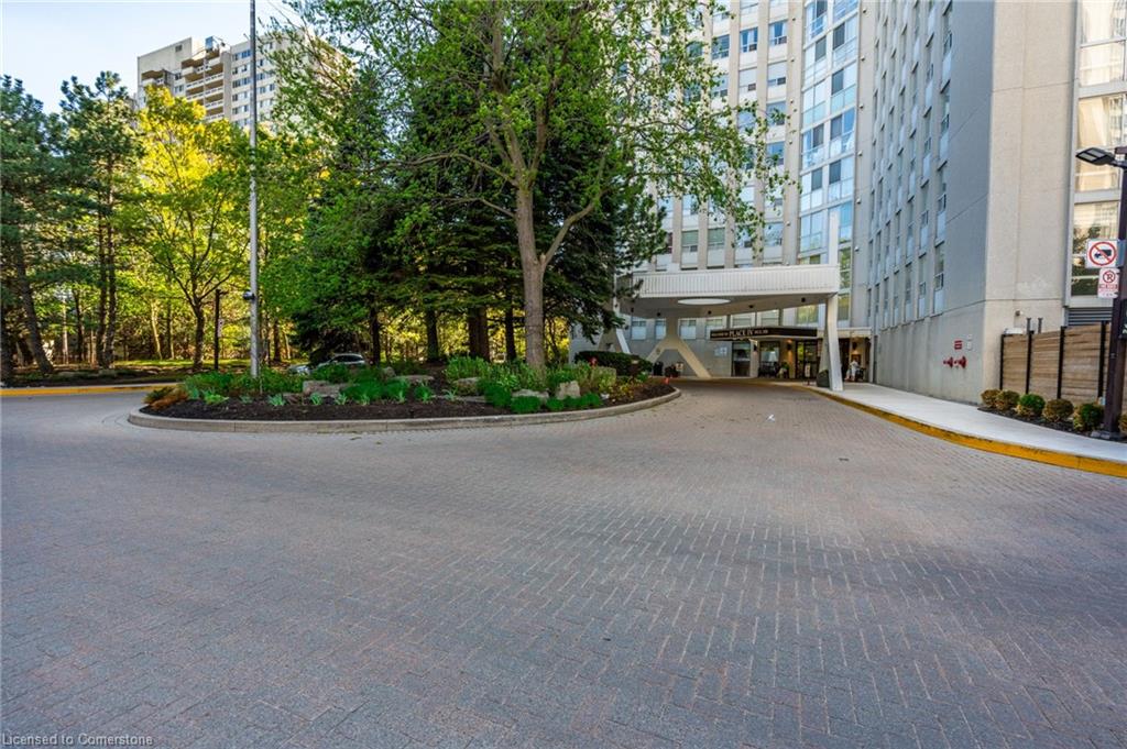 2302-3650 Kaneff Crescent Property Photo 2
