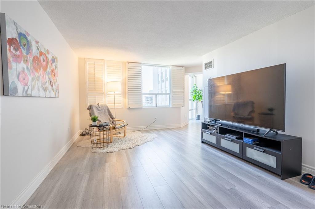 2302-3650 Kaneff Crescent Property Photo 12