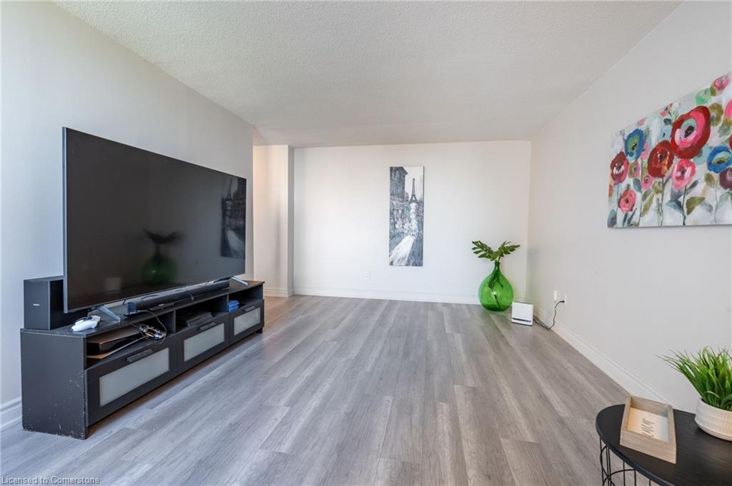 2302-3650 Kaneff Crescent Property Photo 14