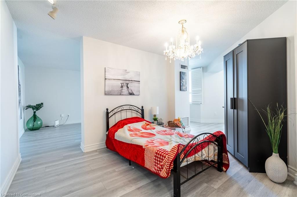 2302-3650 Kaneff Crescent Property Photo 15