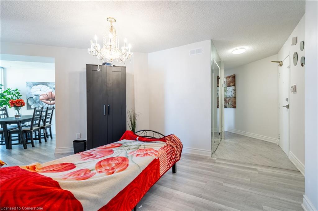 2302-3650 Kaneff Crescent Property Photo 16