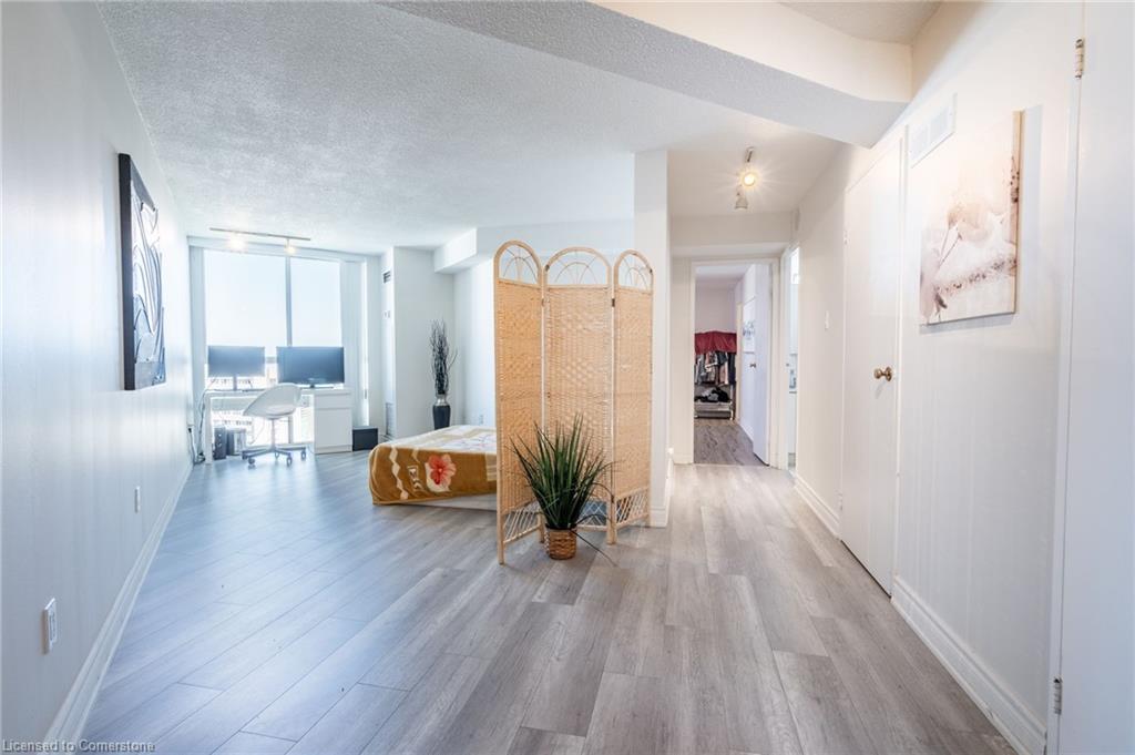 2302-3650 Kaneff Crescent Property Photo 17