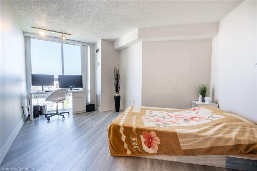 2302-3650 Kaneff Crescent Property Photo 18