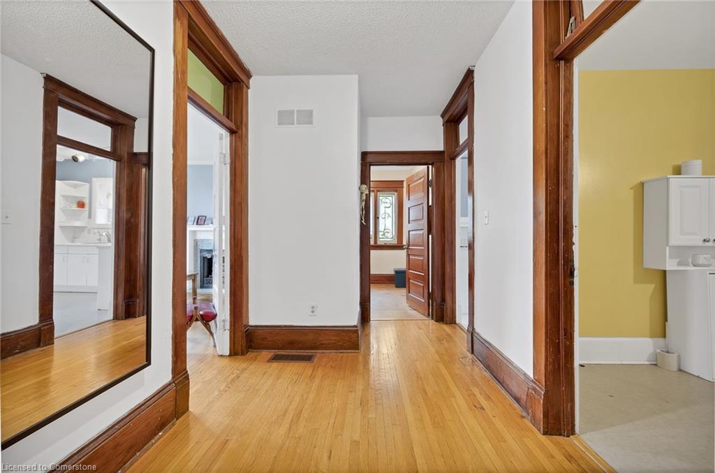 59 Regina Street N Property Photo 31