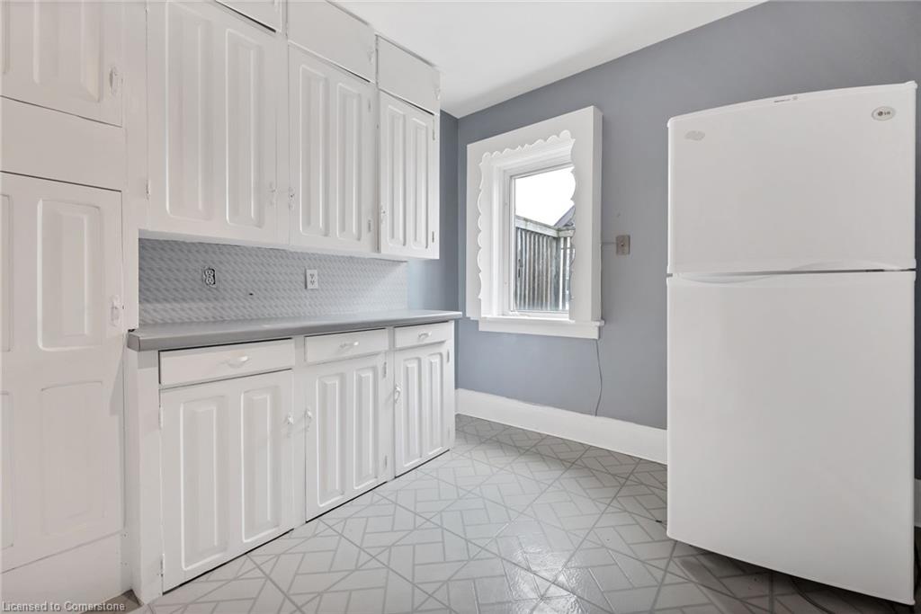59 Regina Street N Property Photo 44