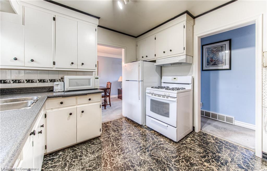 191 Allen Street E Property Photo 12
