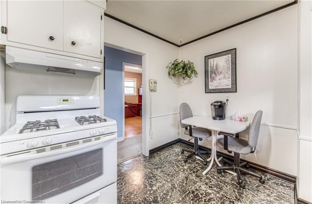 191 Allen Street E Property Photo 16