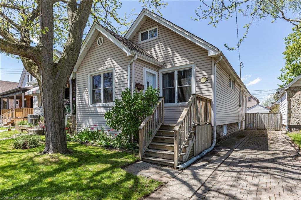 27 Barons Avenue N Property Photo 1