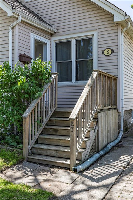 27 Barons Avenue N Property Photo 2