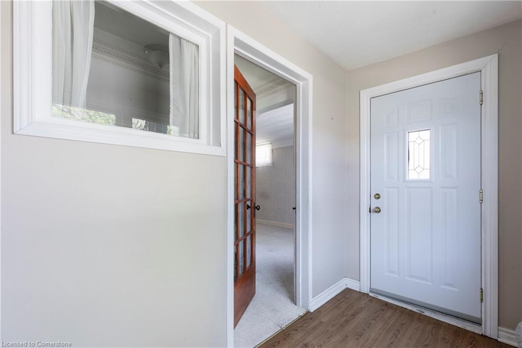 27 Barons Avenue N Property Photo 3