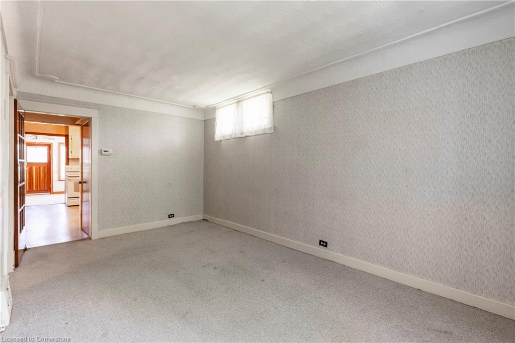 27 Barons Avenue N Property Photo 9