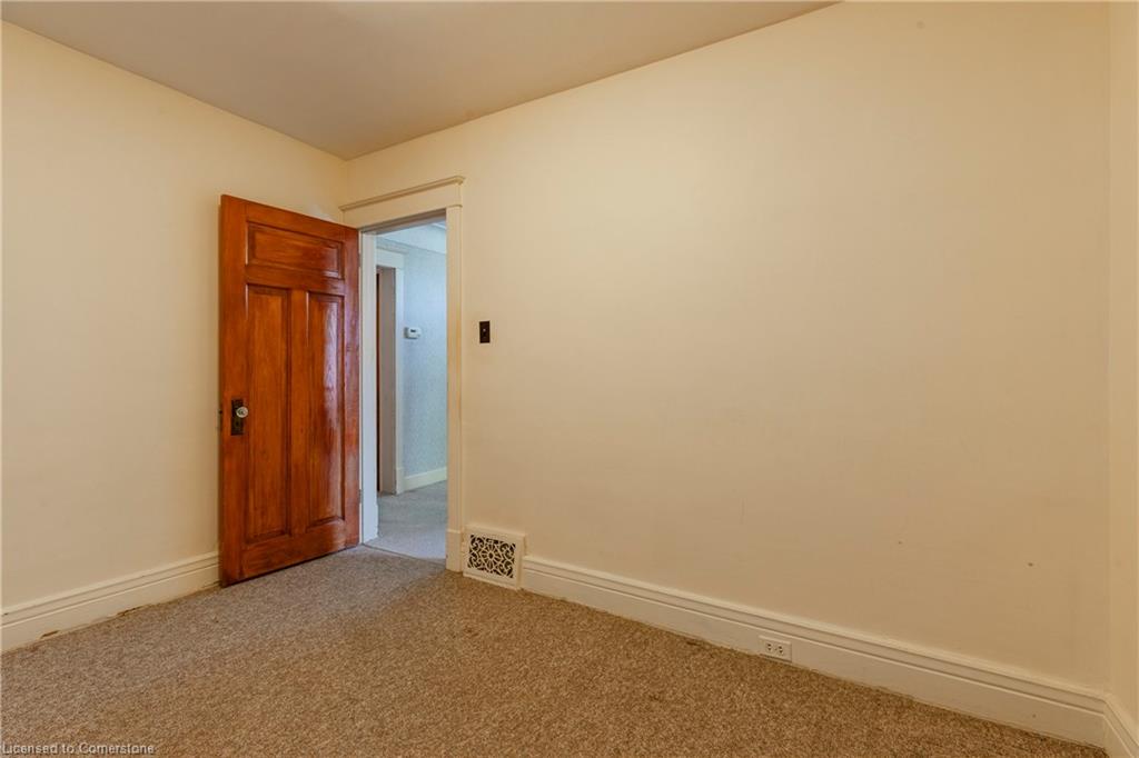 27 Barons Avenue N Property Photo 16