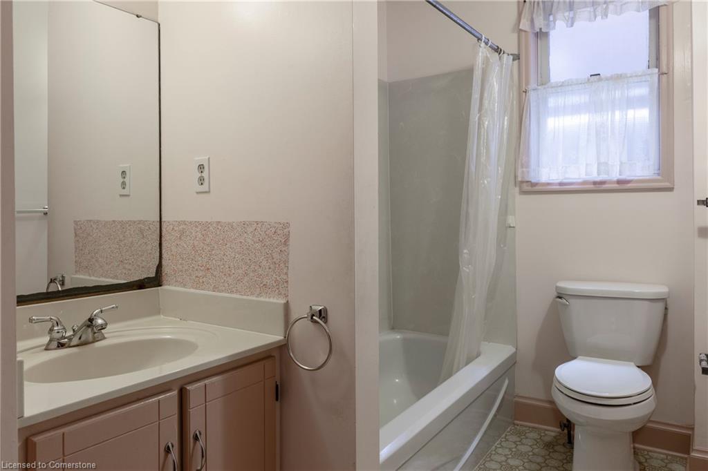 27 Barons Avenue N Property Photo 24