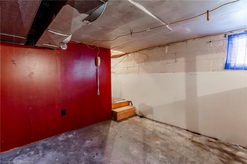 27 Barons Avenue N Property Photo 41