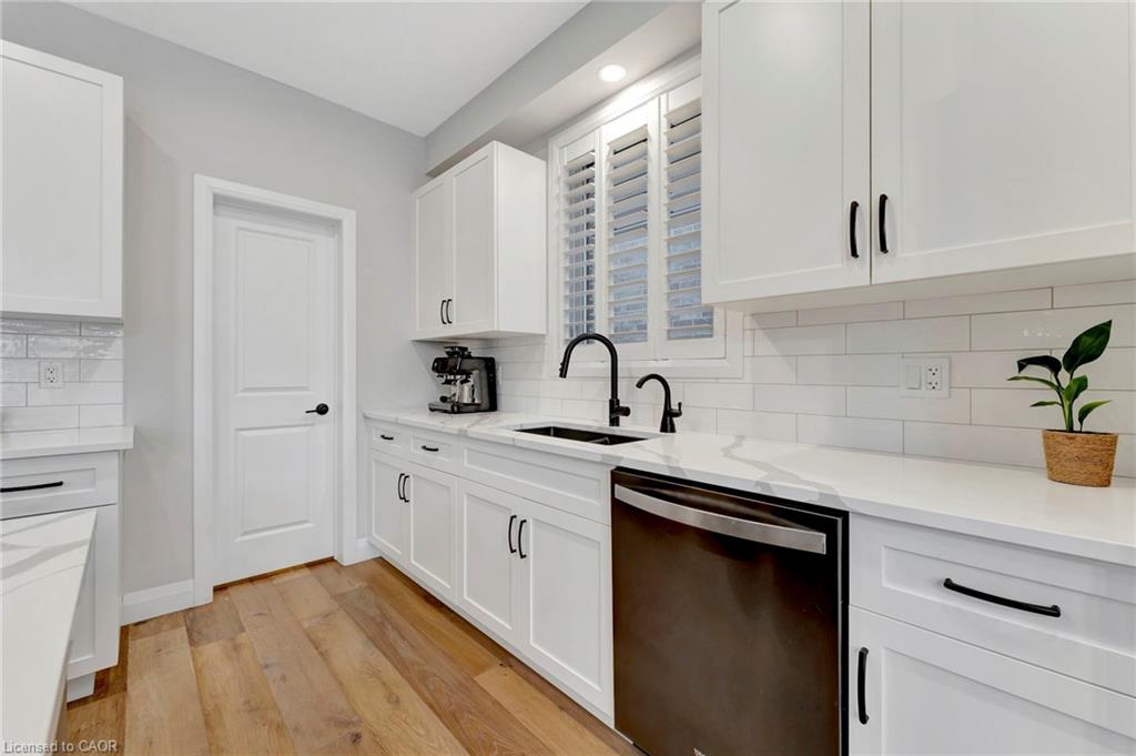 27 Queensgate Crescent Property Photo 12