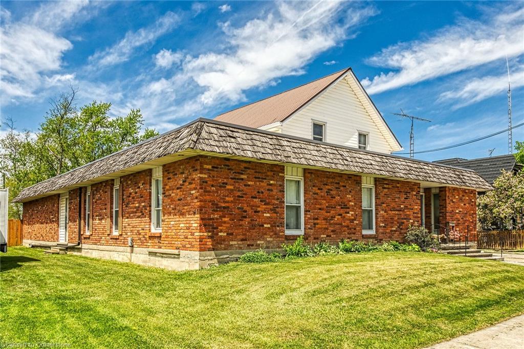17 Erie Avenue N Property Photo 1