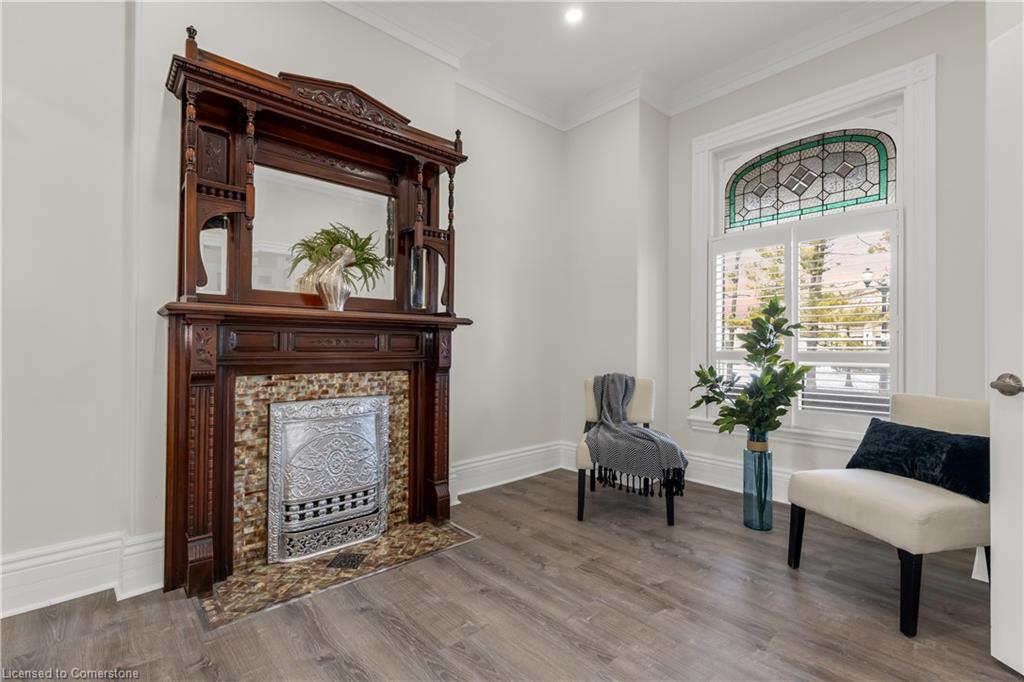 16 Murray Street E Property Photo 5