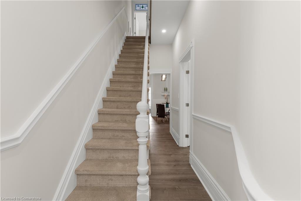 16 Murray Street E Property Photo 7