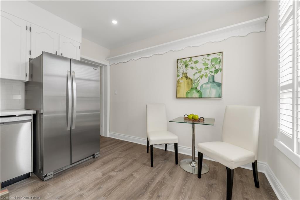 16 Murray Street E Property Photo 13